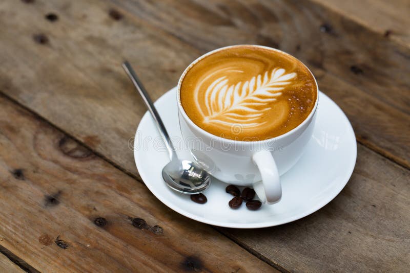 Kop van de hete koffie van de lattekunst