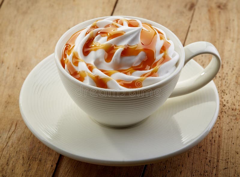 Kop van de koffie van de karamelcappuccino stock fotografie Kop van de koffie van de karamelcappuccino stock fotografie