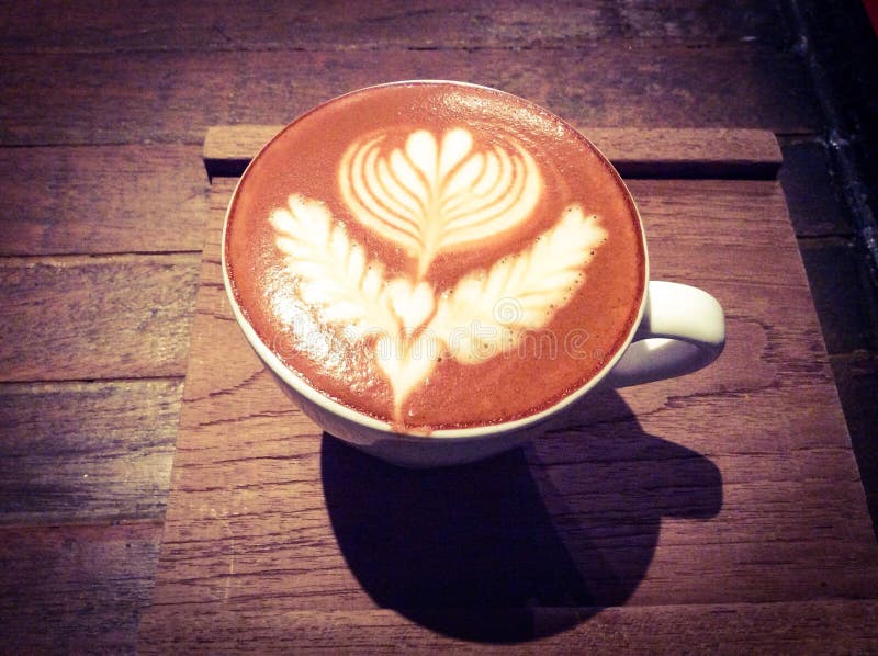 Kop van hete latte of cappuccino met fascinerend latte art.