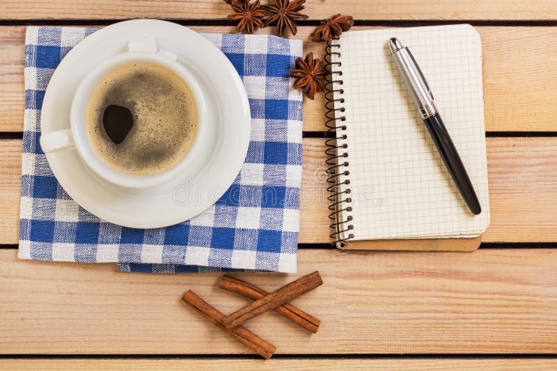 Kop van koffie en blocnote met pen op houten achtergrond royalty-vrije stock foto Kop van koffie en blocnote met pen op houten achtergrond royalty-vrije stock foto