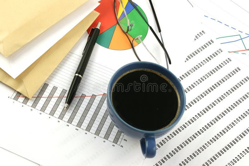 Kop van koffie, enveloppen, ballpoint en glasse royalty-vrije stock foto's Kop van koffie, enveloppen, ballpoint en glasse royalty-vrije stock foto's