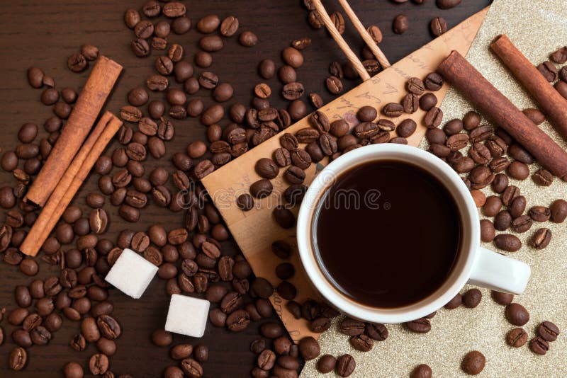 Kop van koffie, koffiebonen, suikerkubussen en kaneel royalty-vrije stock fotografie Kop van koffie, koffiebonen, suikerkubussen en kaneel royalty-vrije stock fotografie