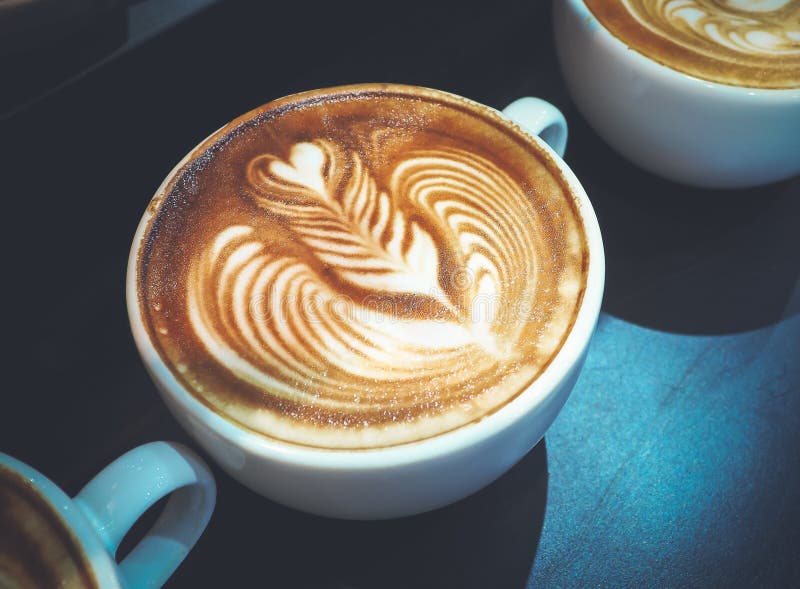 Kop van koffie latte art.
