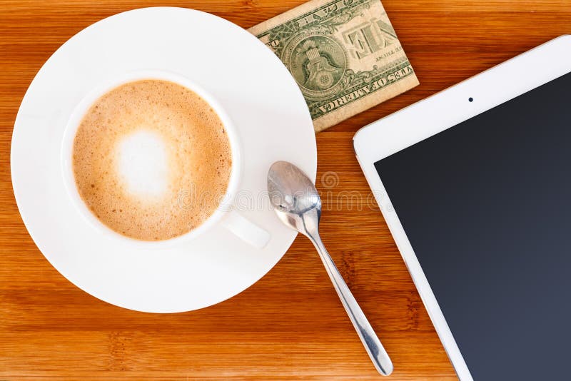 Kop van koffie met tablet royalty-vrije stock foto's Kop van koffie met tablet royalty-vrije stock foto's