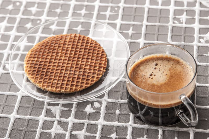 Kop van koffie met wafeltje op de horizontale hulpachtergrond stock foto Kop van koffie met wafeltje op de horizontale hulpachtergrond stock foto