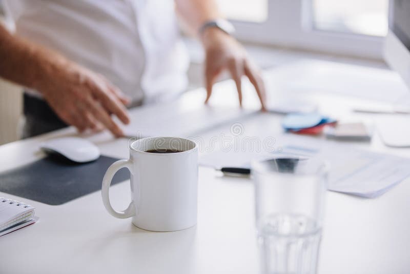 Kop van verse koffie op het werkbureau royalty-vrije stock afbeelding Kop van verse koffie op het werkbureau royalty-vrije stock afbeelding