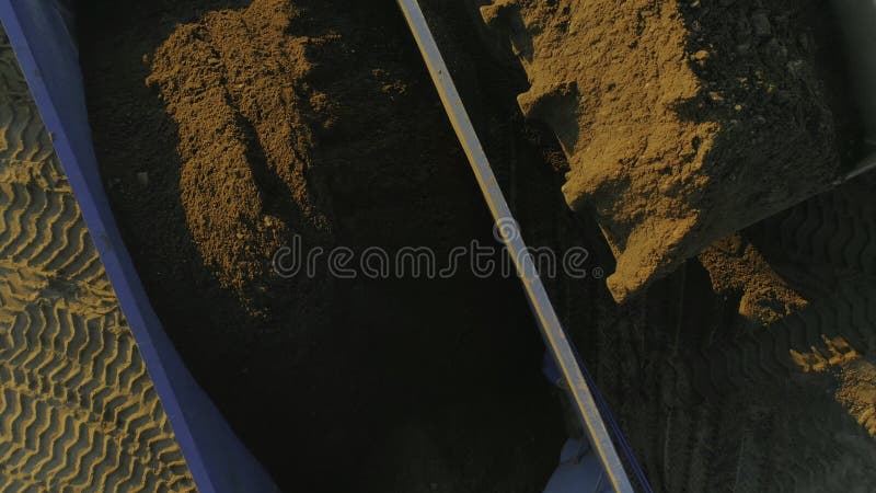 Koparka usuwająca piasek do wozu samowyładowczego. scena. widok górny załadunku piasku koparki na samochód ciężarowy. konstrukcja fotografia stock