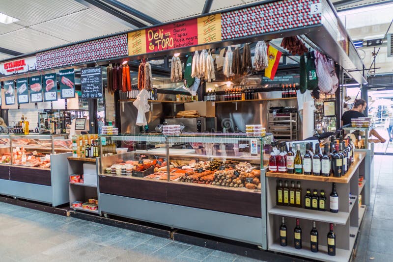 KOPENHAGEN, DENEMARKEN - AUGUSTUS 28, 2016: Binnen het voedselmarkt van de voedselbox inTorvehallerne in het centrum van Copenhag stock fotografie KOPENHAGEN, DENEMARKEN - AUGUSTUS 28, 2016: Binnen het voedselmarkt van de voedselbox inTorvehallerne in het centrum van Copenhag stock fotografie