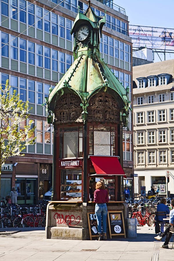 Kopenhagen, Denemarken - Oude kiosk omgezet in koffiebar stock fotografie Kopenhagen, Denemarken - Oude kiosk omgezet in koffiebar stock fotografie