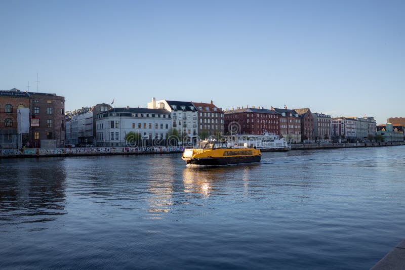 Kopenhagen, Dänemark - 1. April 2019: Gelber Bootsbus des öffentlichen Transports in Kopenhagen am sonnigen Tag lizenzfreie stockfotografie Kopenhagen, Dänemark - 1. April 2019: Gelber Bootsbus des öffentlichen Transports in Kopenhagen am sonnigen Tag lizenzfreie stockfotografie
