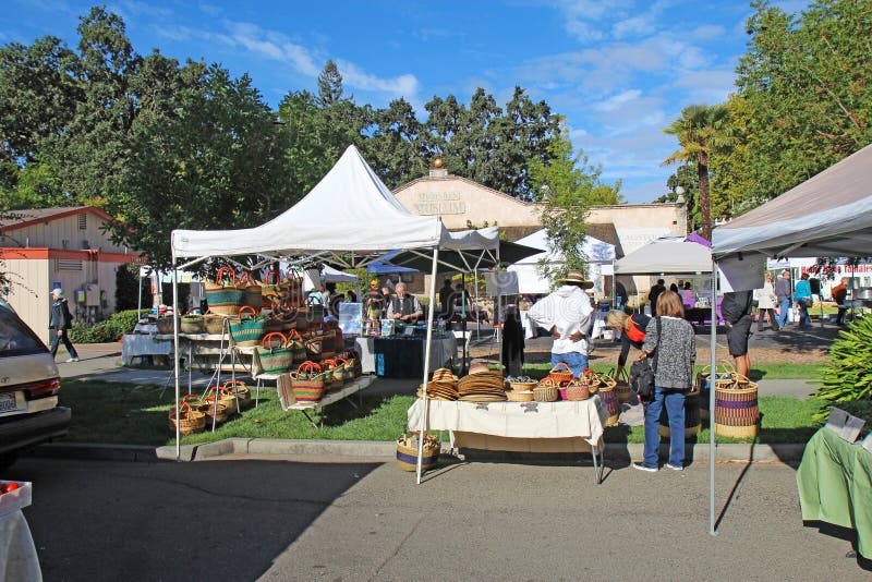 Kopers en verkopers bij de landbouwersmarkt in Calistoga, Californi