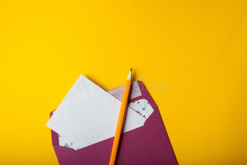 Koperta, biały prześcieradło papier i ołówek na żółtym tle, zdjęcie royalty free Koperta, biały prześcieradło papier i ołówek na żółtym tle, zdjęcie royalty free