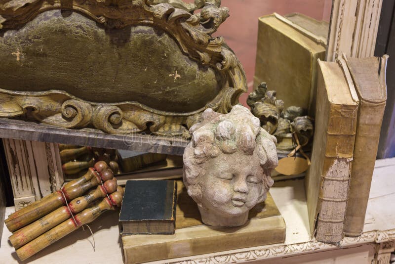 Kopf der Steinstatue auf Holztisch nahe antiken Büchern stockbilder Kopf der Steinstatue auf Holztisch nahe antiken Büchern stockbilder