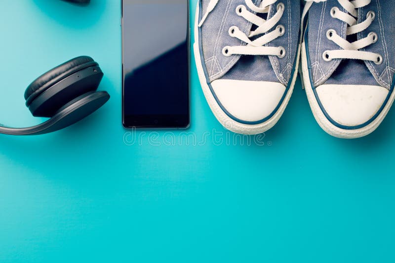 Kopfhörer, intelligentes Telefon und Turnschuhe stockbilder Kopfhörer, intelligentes Telefon und Turnschuhe stockbilder