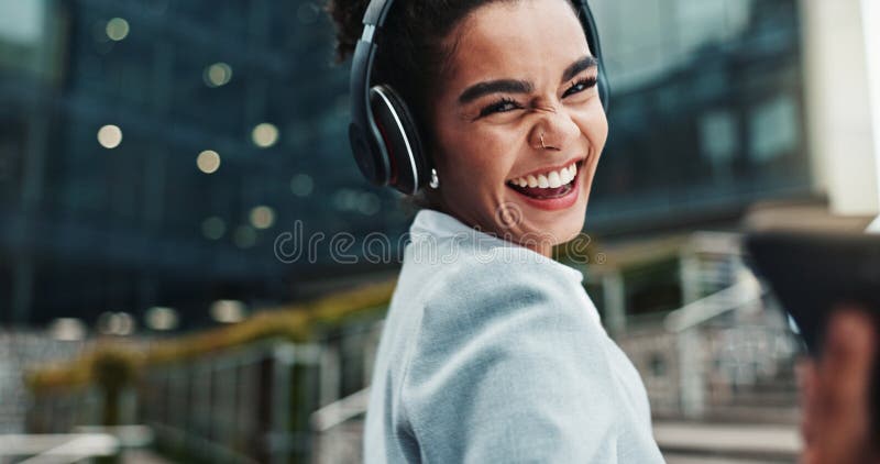 Kopfhörer und Frau im Portrait und Lächeln der Stadt mit Audio-hören Musik und Radio. Glücklicher Mensch lizenzfreie stockbilder