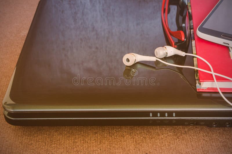Kopfhörer und Laptop lizenzfreie stockfotos Kopfhörer und Laptop lizenzfreie stockfotos