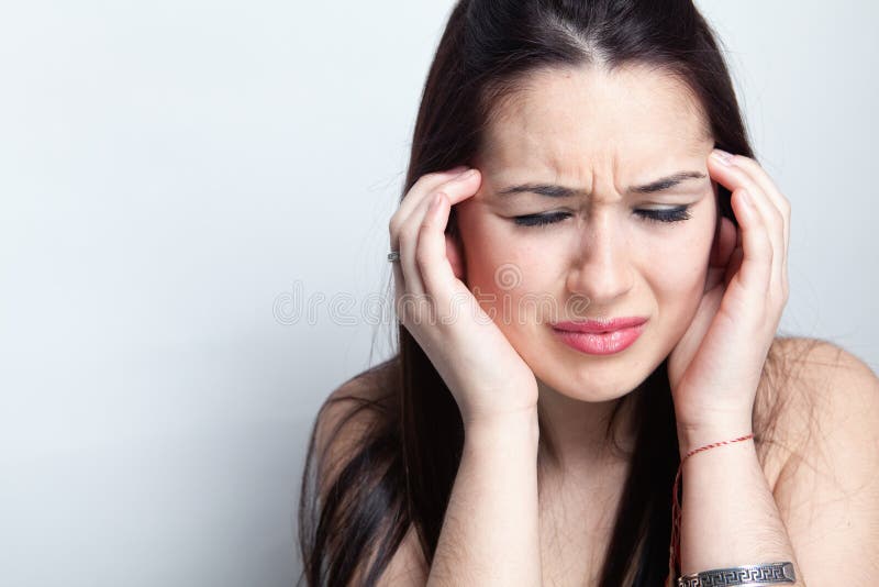 Kopfschmerzenkonzept - Frau, die eine Migräne erleidet