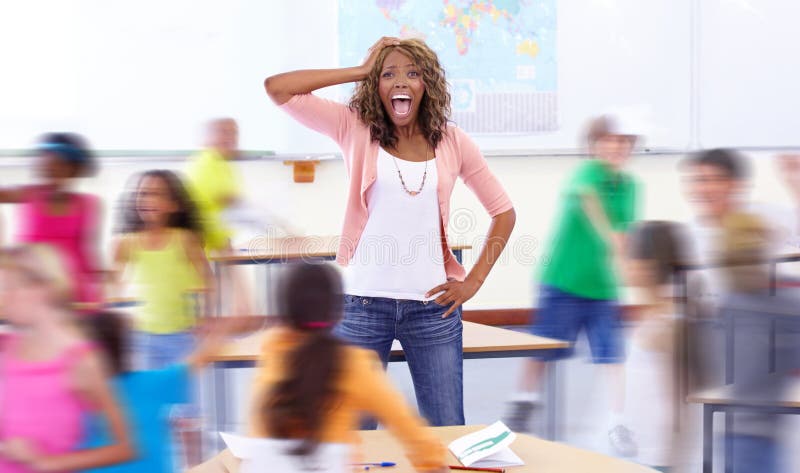 Kopfschmerzportrait oder Lehrer im Klassenzimmer mit Kindern in der Schule für Lärmverletzung oder Kinder. frustrierte Studenten lizenzfreies stockfoto