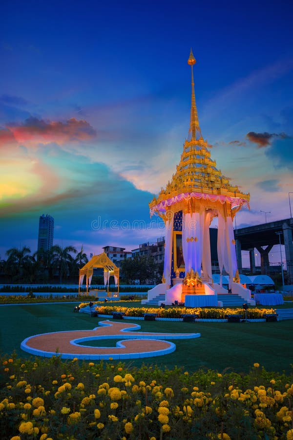 Kopian av den kungliga krematoriet av hans sena konung Bhumibol Adulyadej som byggs för den kungliga begravningen på BITEC - Bang royaltyfri foto Kopian av den kungliga krematoriet av hans sena konung Bhumibol Adulyadej som byggs för den kungliga begravningen på BITEC - Bang royaltyfri foto