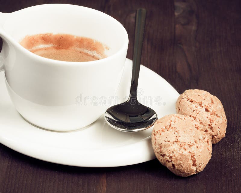 Kopp av italienskt espressokaffe och kex
