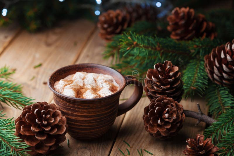 Kopp av varm kakao med marshmallower på den lantliga trätabellen Hemtrevlig julstilleben Vinterdryck