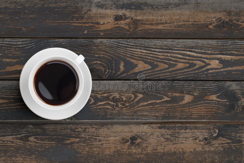 Kopp för svart kaffe på mörk träbästa sikt för tabell royaltyfria bilder Kopp för svart kaffe på mörk träbästa sikt för tabell royaltyfria bilder