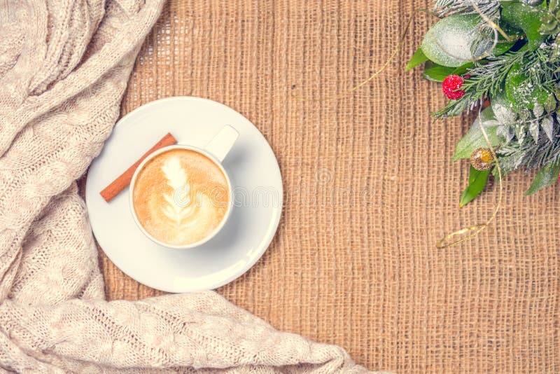 Kopp kaffe eller chai te med lattekonst och juldekoren Le arkivfoto Kopp kaffe eller chai te med lattekonst och juldekoren Le arkivfoto
