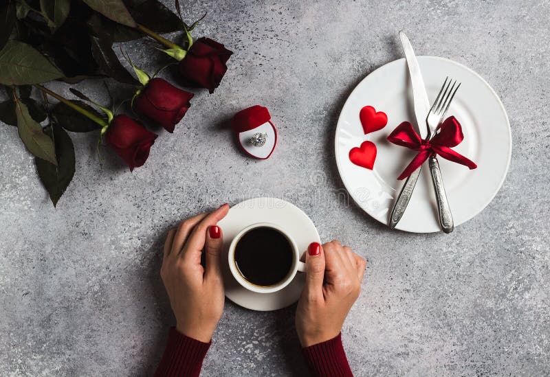 Kopp kaffe för romantisk för matställe för valentindag hållande för tabell för inställning hand för kvinna royaltyfria bilder Kopp kaffe för romantisk för matställe för valentindag hållande för tabell för inställning hand för kvinna royaltyfria bilder