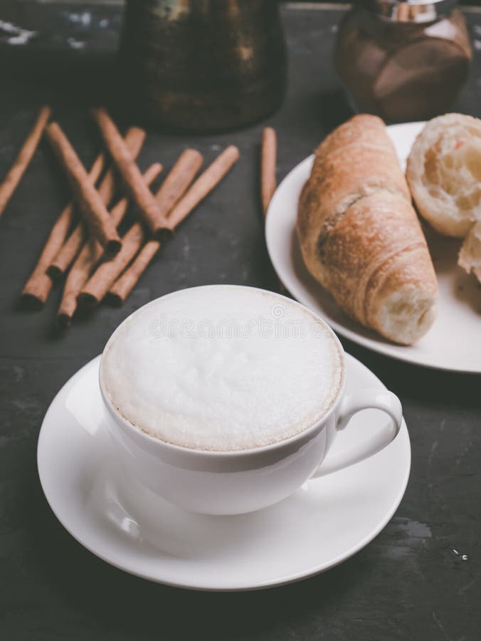 Kopp kaffe med giffel på den lantliga träbakgrunden royaltyfri fotografi Kopp kaffe med giffel på den lantliga träbakgrunden royaltyfri fotografi