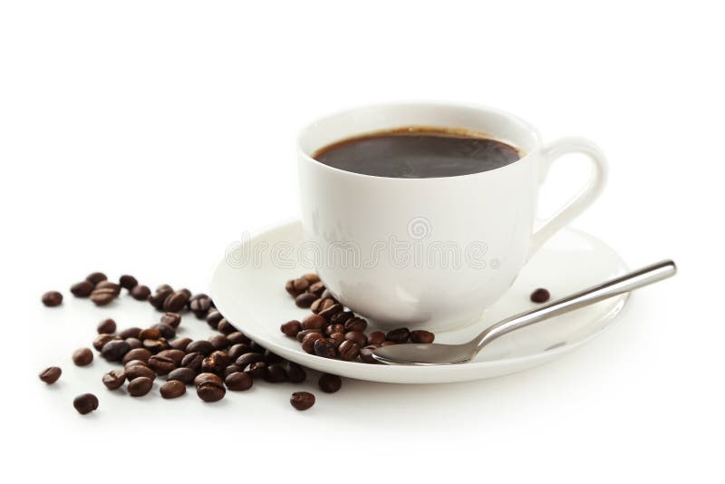 Kopp kaffe med kaffebönor som isoleras på en vit