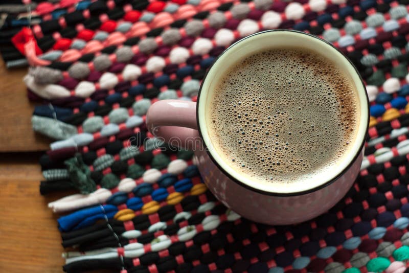Kopp kaffe på träbakgrund med den textil hand-vävde trasafilten Kopieringsutrymme, b?sta sikt royaltyfri fotografi Kopp kaffe på träbakgrund med den textil hand-vävde trasafilten Kopieringsutrymme, b?sta sikt royaltyfri fotografi