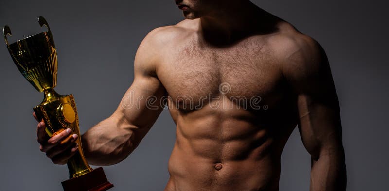 Koppen för mästare` s, man` s är den hållande guld- koppen Stark man för vinnare, sport, yrkesmässig mästare Muskulös man, naken arkivfoto Koppen för mästare` s, man` s är den hållande guld- koppen Stark man för vinnare, sport, yrkesmässig mästare Muskulös man, naken arkivfoto