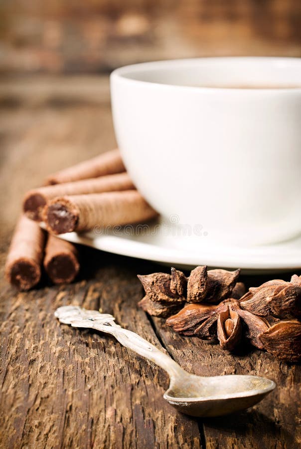Koppen kaffe, stjärnaanis och chokladrånet rullar arkivbild Koppen kaffe, stjärnaanis och chokladrånet rullar arkivbild