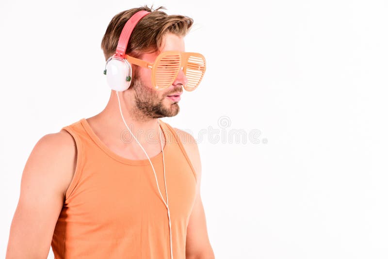 Koppla av den sexiga muskulösa mannen för playlisten för att lyssna musik från playlistman kopplar av i hörlurar som isoleras på arkivfoton Koppla av den sexiga muskulösa mannen för playlisten för att lyssna musik från playlistman kopplar av i hörlurar som isoleras på arkivfoton