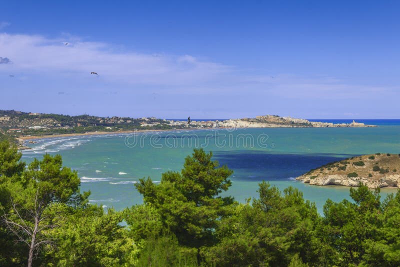 koppla av sommartiden De mest härliga kusterna av Italien: fjärd av Vieste - Apulia, Gargano - arkivbilder koppla av sommartiden De mest härliga kusterna av Italien: fjärd av Vieste - Apulia, Gargano - arkivbilder