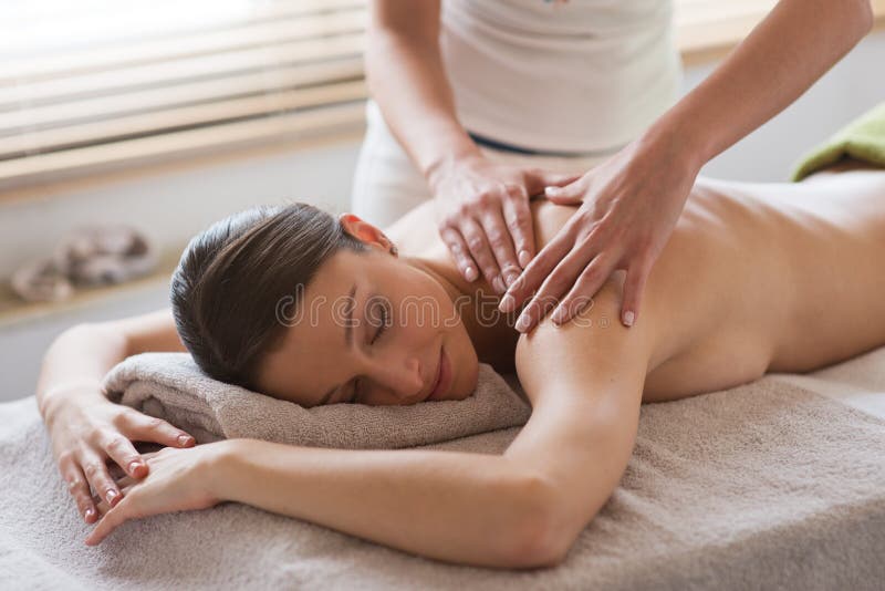 Koppla av tillbaka massage på brunnsorten arkivbild Koppla av tillbaka massage på brunnsorten arkivbild