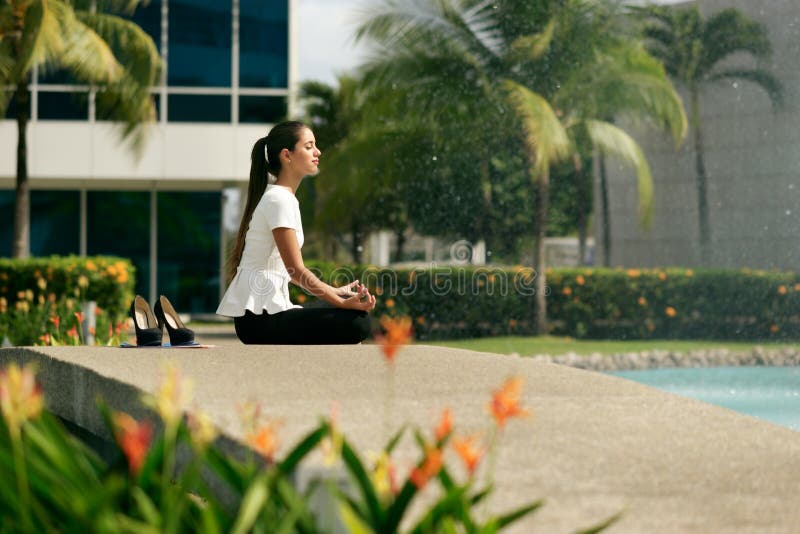 Koppla av yoga Lotus Position Outside Office Building för affärskvinnan arkivfoton Koppla av yoga Lotus Position Outside Office Building för affärskvinnan arkivfoton