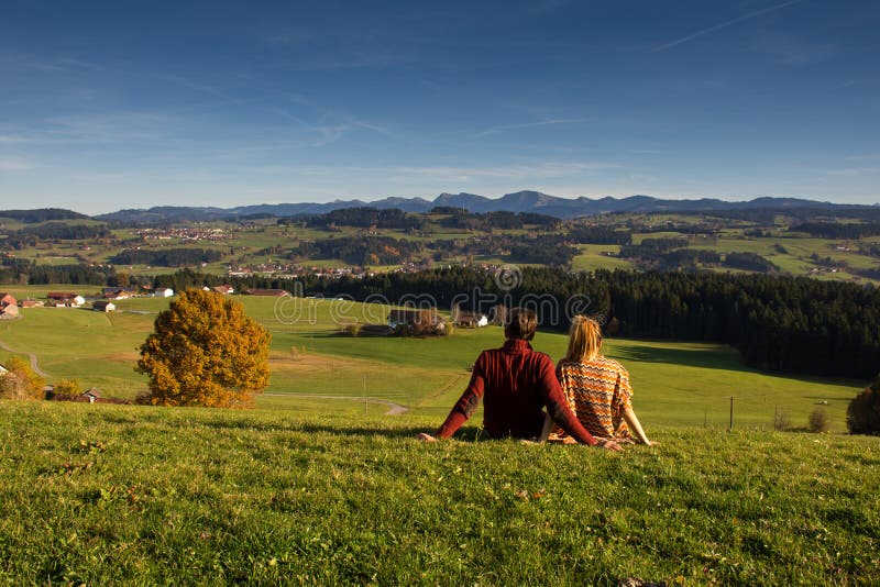Koppla ihop att se härligt höstlandskap från den Bayern Tyskland arkivbilder Koppla ihop att se härligt höstlandskap från den Bayern Tyskland arkivbilder