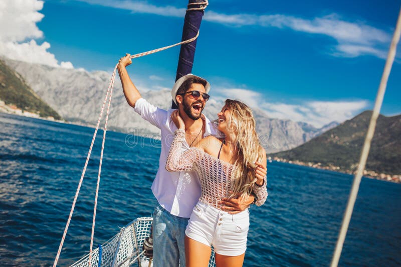 Koppla ihop att spendera lycklig tid p? en yacht p? havet Lyxig semester p? en seaboat fotografering för bildbyråer Koppla ihop att spendera lycklig tid p? en yacht p? havet Lyxig semester p? en seaboat fotografering för bildbyråer