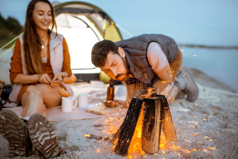 Koppla ihop på campingplatsen på stranden arkivfoto Koppla ihop på campingplatsen på stranden arkivfoto