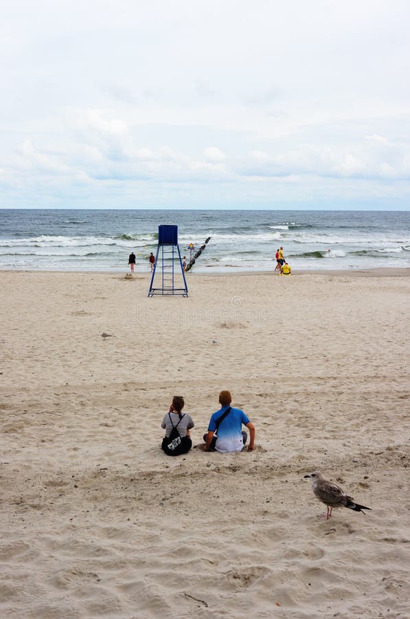 Koppla ihop på en strand fotografering för bildbyråer Koppla ihop på en strand fotografering för bildbyråer