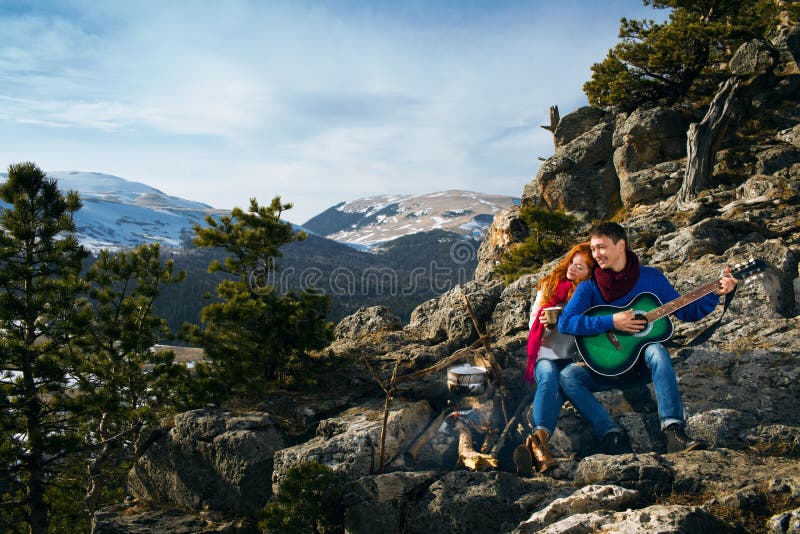 Koppla ihop turister kvinna och mansammanträde på lägret i skog och royaltyfri fotografi Koppla ihop turister kvinna och mansammanträde på lägret i skog och royaltyfri fotografi