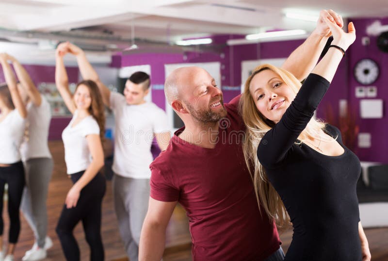 Kopplar ihop att tycka om av partnerdansen arkivbild Kopplar ihop att tycka om av partnerdansen arkivbild