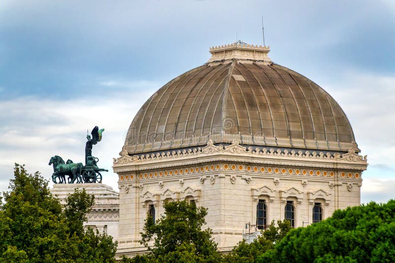 Kopuła Wielkiej Synagogi Rzymskiej z Vittoriano Quadrigą w tle fotografia stock