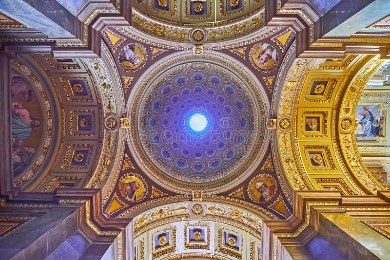 Kopuła z jasną dziurą w katedrze st stephens w lutym 27 w budapest węgry obraz stock