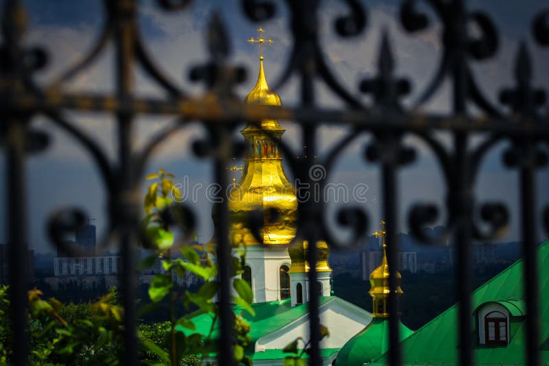 Kopuły piękny błękitny Svyato Mikhailovsky Złoty męski monaster, Ukraiński Ortodoksalny kościół Kijowski patriarchat obraz stock Kopuły piękny błękitny Svyato Mikhailovsky Złoty męski monaster, Ukraiński Ortodoksalny kościół Kijowski patriarchat obraz stock