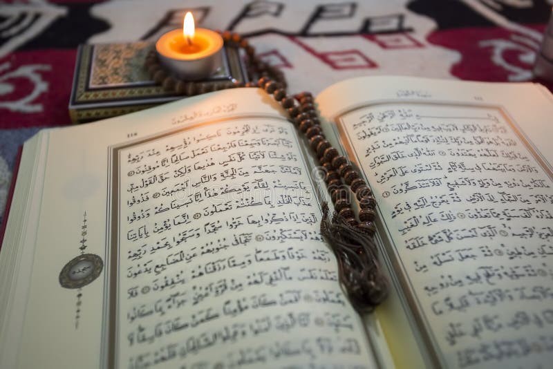 Исламская книга Koran с розарием на предпосылке стоковая фотография Исламская книга Koran с розарием на предпосылке стоковая фотография