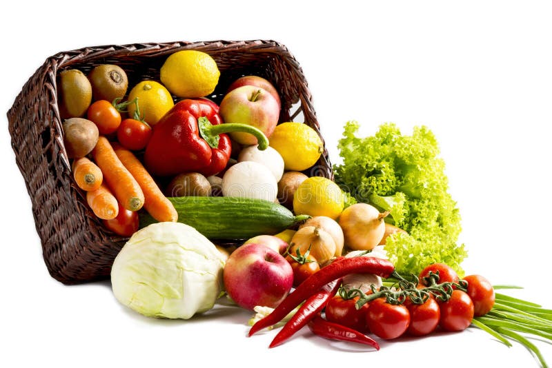 Korb mit Obst und Gemüse auf einem weißen Hintergrund