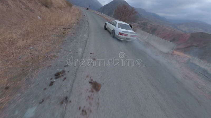 Korch jdm speed drift radicando extremo na estrada de asfalto serpentina de montanha girando em torno