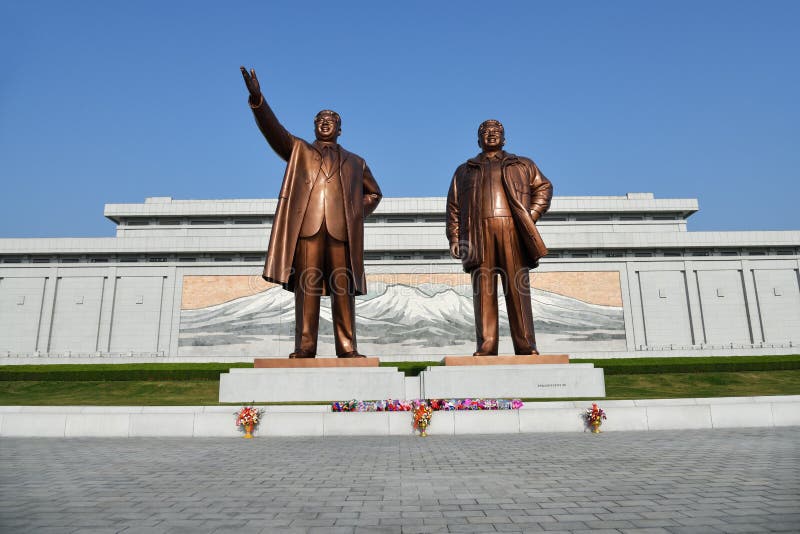Korea norr pyongyang Brons statyn av Kim Il Sung och Kim Jong Il p? den Mansu kullen royaltyfria bilder